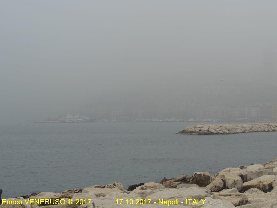 Napoli baciata dalla nebbia - 4.jpg